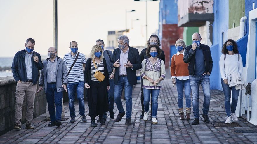 LLuís Serra acompañado por su equipo.