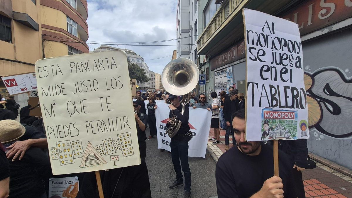 Manifestación Funeral Jazz de Guanarteme se Mueve y Derecho al Techo