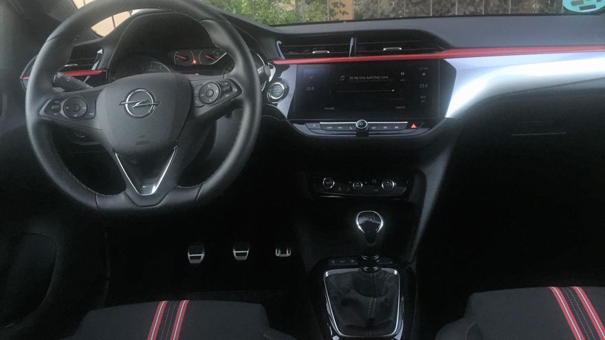 Panel frontal y cuadro de instrumentos del habitáculo del nuevo Opel Corsa.