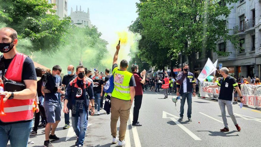 Trabajadores a la llegada a la sede del Gobierno vasco, donde ha finalizado la manifestación