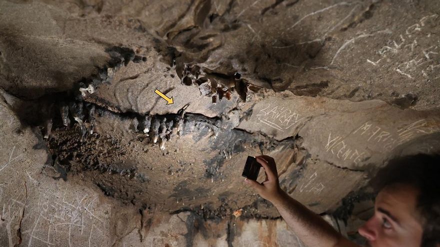 Arqueólogos hallan inscripciones romanas y una moneda de la época del emperador Claudio en una cueva valenciana