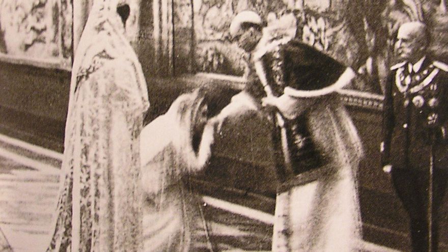 Algunas reinas lo han recibido por decisión papal, como Charlene de Mónaco en 2013, mientras que otras lo obtuvieron por sucesión