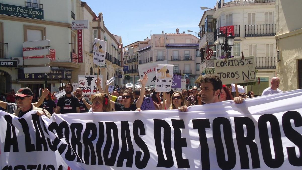 Unas 200 personas se manifiestan en Vélez-Málaga contra la celebración de una corrida de toros