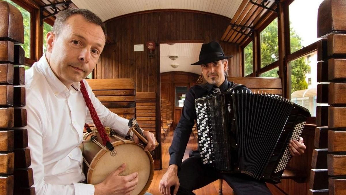 Garikoitz Mendizabal, a la izquierda de la foto, con el txistu y el danbolin