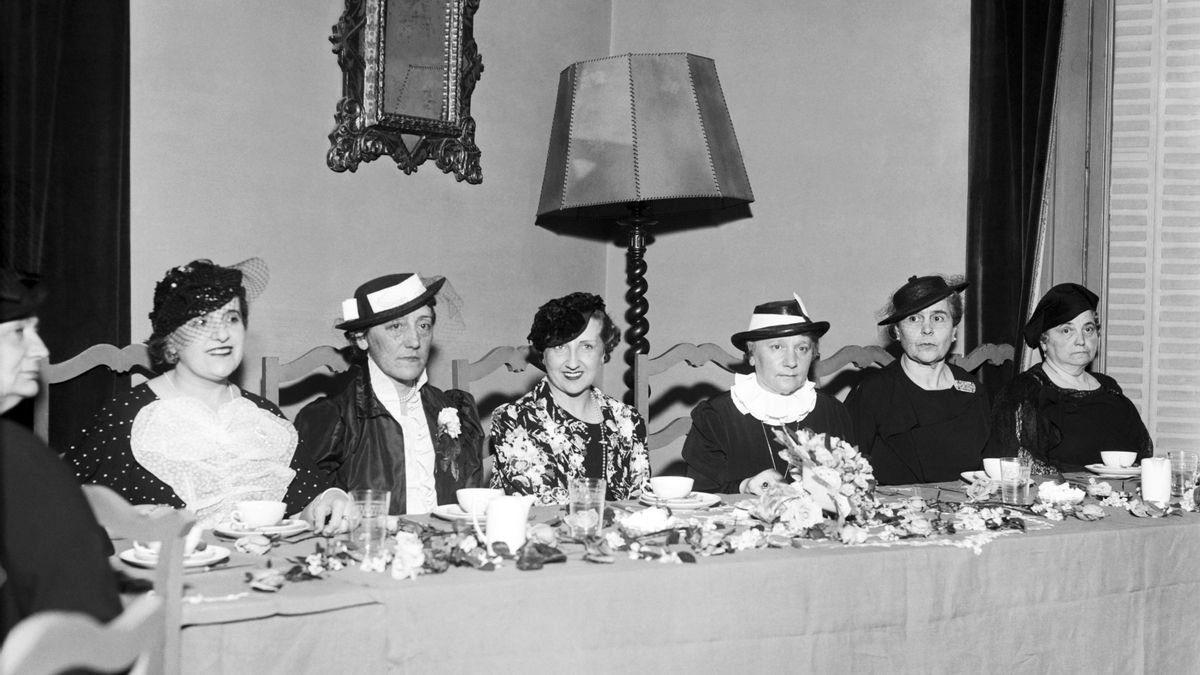 Té en honor de Dolores Rivas Cherif, esposa del presidente de la República, Manuel Azaña, ofrecido en el Lyceum Femenino por sus asociadas