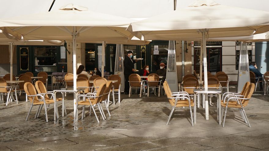Dos personas disfrutan en la terraza de un establecimiento el mismo día de la reapertura de la hostelería tras la relajación de las restricciones decretadas por la Junta para las provincias de Ávila y Segovia, en Segovia, Castilla y León
