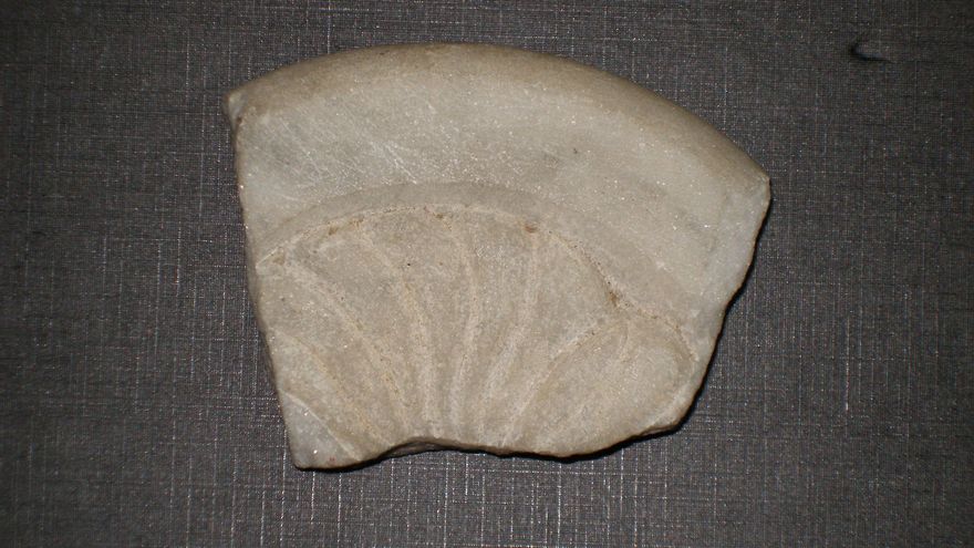 Trozo de la cruz de mármol de la torre de la parroquia que cayó por el temblor del 2 de julio de 1949.