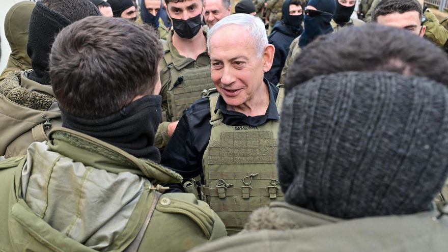 Benjamín Netanyahu durante una visita a territorio libanés, ocupado por las tropas israelíes, el 12 de abril de 2026.