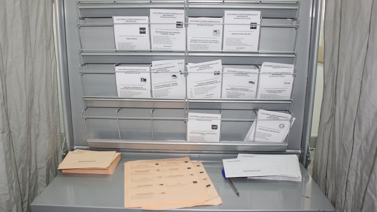 Archivo - PAPELETAS , VOTO , CABINA , ELECCIONES