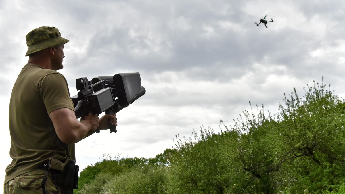 Imagen de archivo de un soldado con un arma antidrones en Ucrania. EFE/EPA/OLEG PETRASYUK