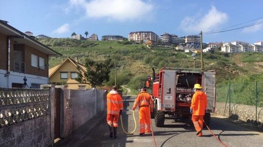 Agentes del Medio Natural y cuadrillas forestales del Gobierno de Cantabria desinfectan zonas rurales