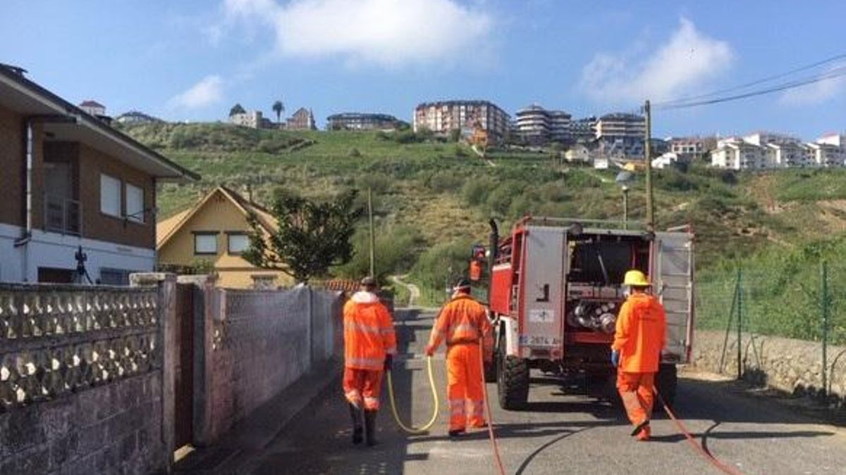 Agentes del Medio Natural y cuadrillas forestales del Gobierno de Cantabria desinfectan zonas rurales