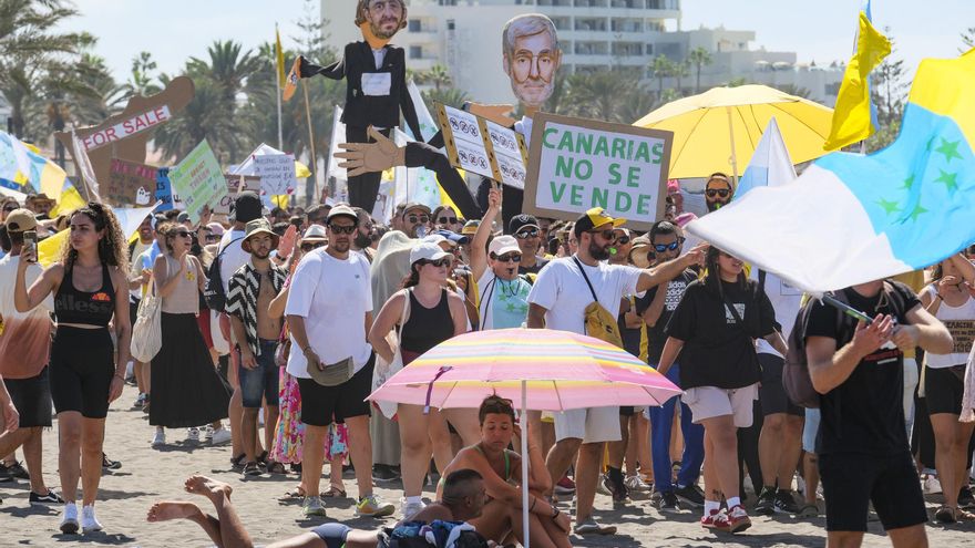 Canarias protesta en los núcleos turísticos contra un modelo económico ''destructivo'': ''Ni una cama más''