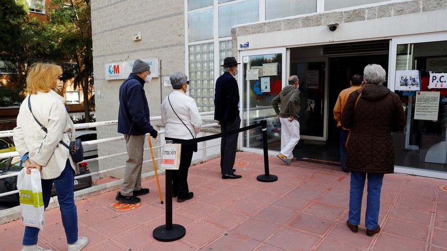 Varios residentes hacen cola para vacunarse contra la gripe ante un centro de salud del madrileño Barrio del Pilar, en el primer día de la campaña de vacunación, este miércoles. Más de un millón de madrileños podrán vacunarse contra la gripe, en una campaña que coincide con la segunda ola del coronavirus. EFE/Ballesteros