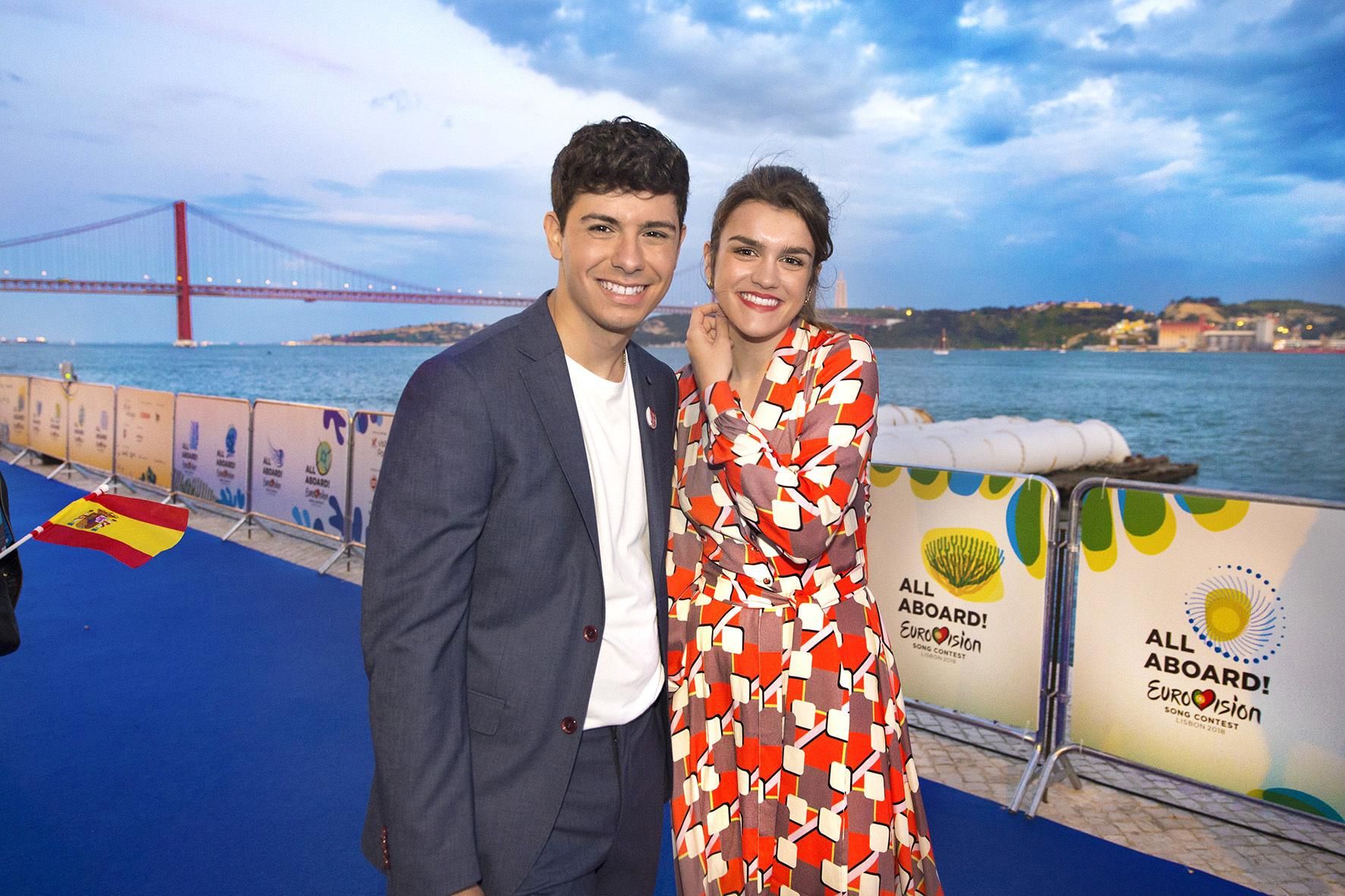 Amaia y Alfred, junto al puerto de Lisboa en el que se localiza Eurovisión 2018