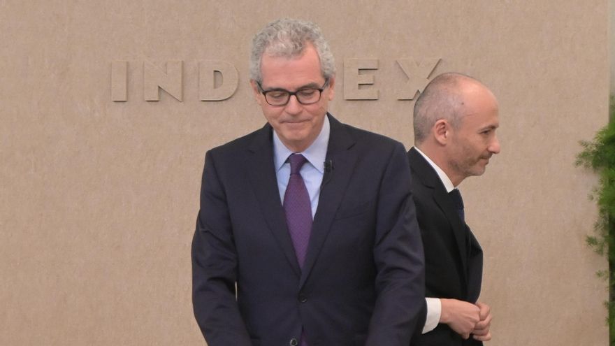 En primer plano, Pablo Isla, en su última rueda de prensa como presidente de Inditex, junto a Óscar García Maceiras, consejero delegado.