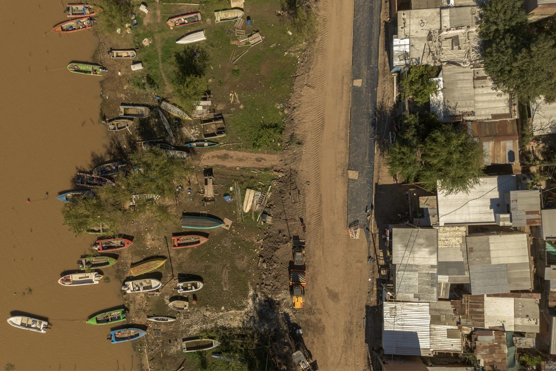 Remanso Valerio, una barrio de viviendas autoconstruidas unidas por caminos de tierra, se extiende a orillas del Paraná