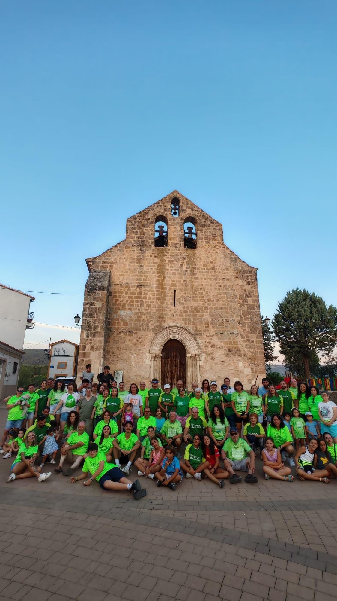 Personas participantes en una de las actividades al aire libre desarrollada por El Castillejo de Alcantud