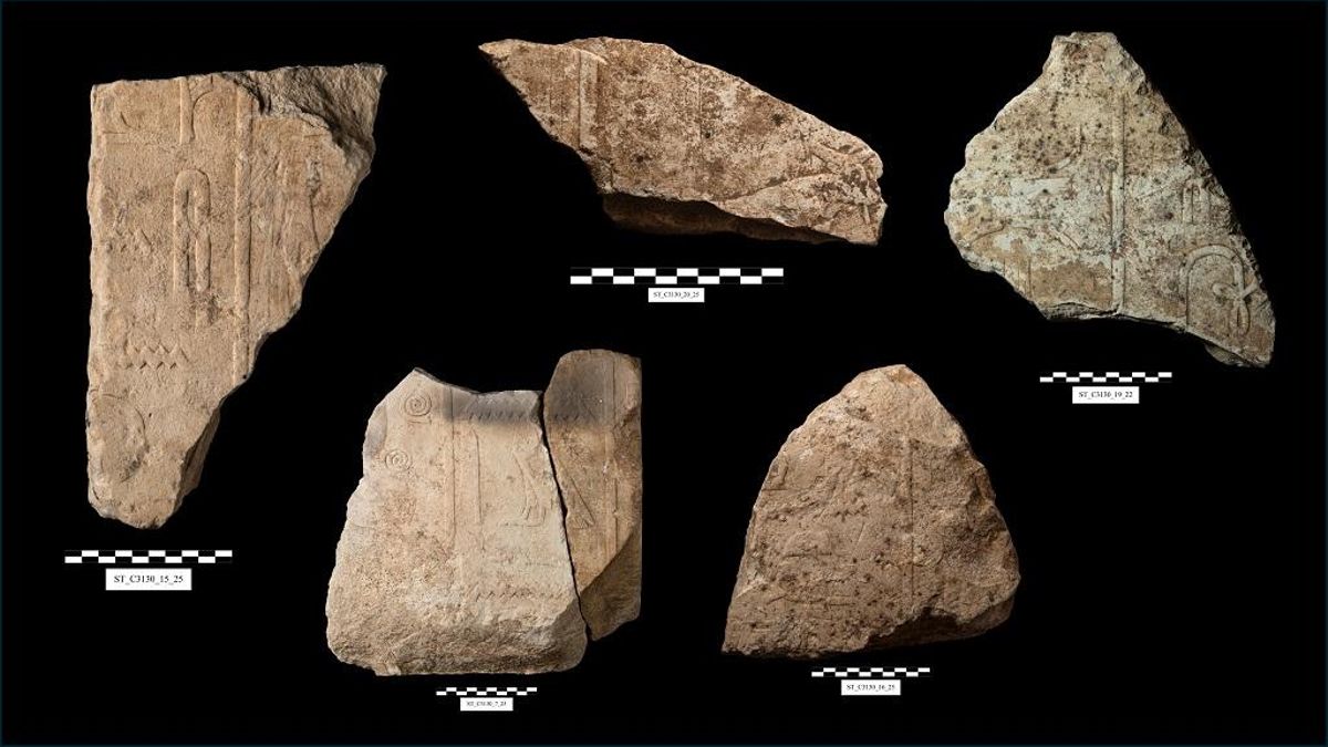 Algunos de los bloques decorados hallados en la entrada del templo del valle.