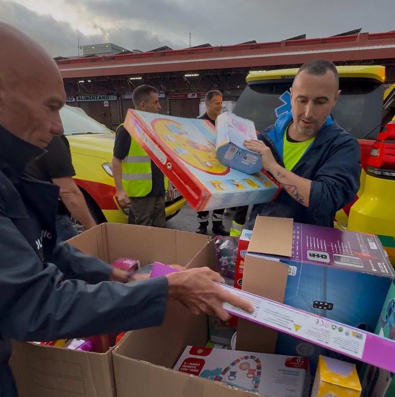 Entrega juguetes durante el Telemaratón Solidario de Mírame Televisión este miércoles.