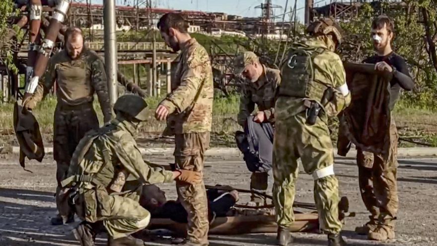 Imagen tomada de un video facilitado por el ministerio de Defesa ruso que muestra a varios soldados rusos cacheando a militares ucranianos,tras salir de la acería de Azovstal, en Mariúpol. EFE/EPA/RUSSIAN DEFENCE MINISTRY PRESS SERVICE HANDOUT