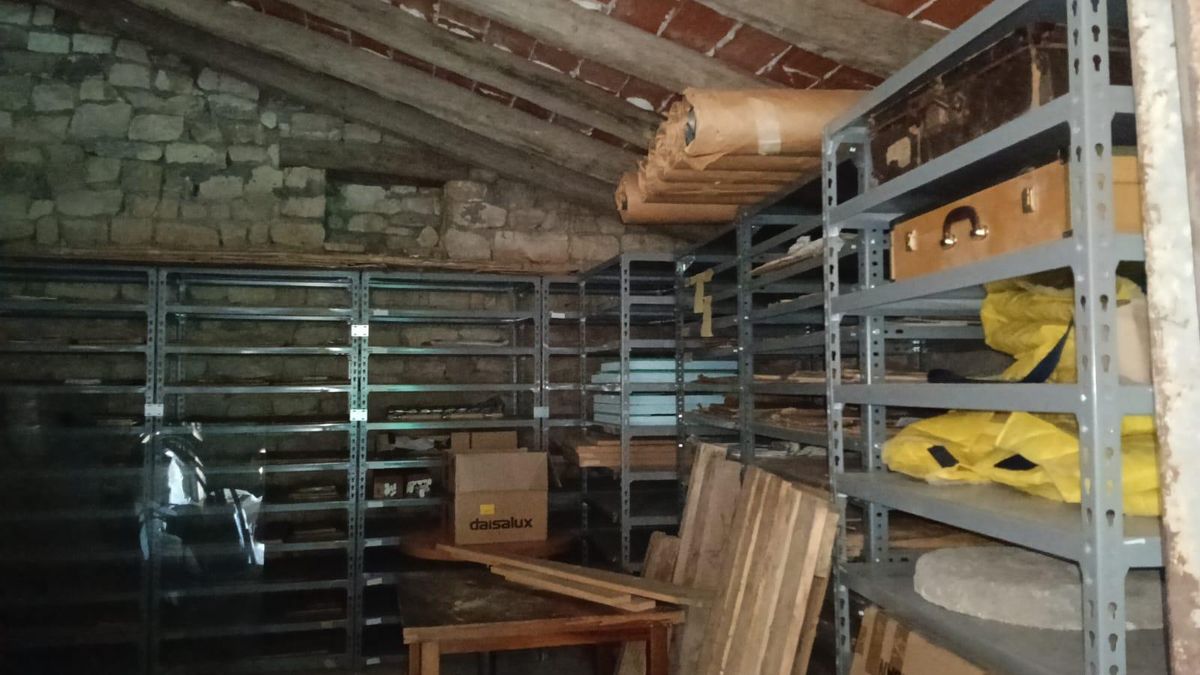 Pajar en el que se almacenan algunos de los grabados donados al Ayuntamiento de Fuendetodos.