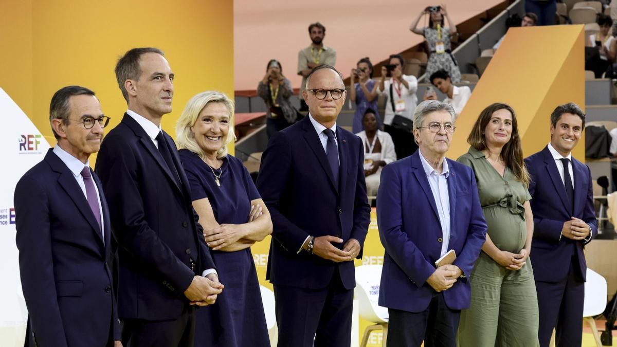 (I-D) Los candidatos a la presidencia francesa, el presidente del partido Les Republicains, Bruno Retailleau, el copresidente del partido Place Publique, Raphael Glucksmann, la líder del grupo parlamentario de Rassemblement National, Marine Le Pen, el presidente de Horizons, Edouard Philippe, el presidente del partido La France Insoumise, Jean-Luc Melenchon, la Secretaria Nacional de Les Ecologistes – Europe, Ecologie, Marine Tondelier, y el Secretario General de Renaissance, Gabriel Attal, posan para una foto antes de un debate durante la Conferencia de Verano de la federación de empleadores francesa MEDEF, La REF 2026, en Roland Garros en París, Francia, el 27 de agosto de 2026. (Francia) EFE/EPA/TERESA SUAREZ