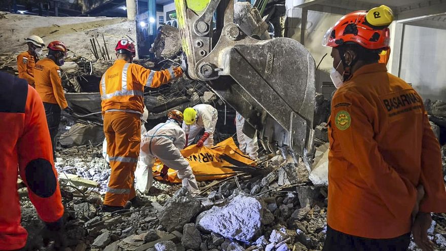 Indonesia termina las tareas de búsqueda en internado derrumbado con más de 60  fallecidos