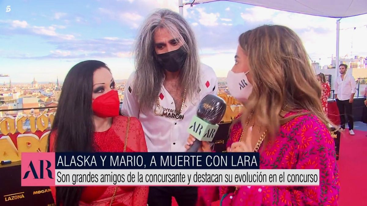 Alaska y Mario atienden a una reportera de 'El Programa de AR'