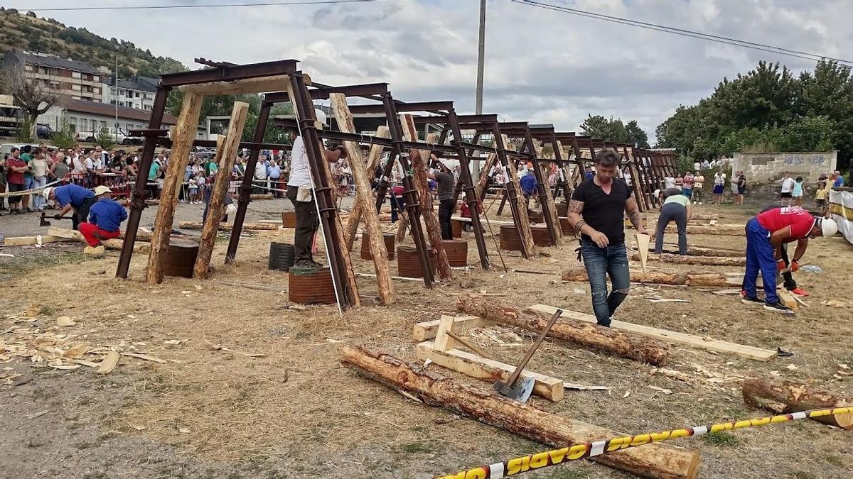 Imagen del concurso de entibadores de las fiestas de Villablino en el año 2023.