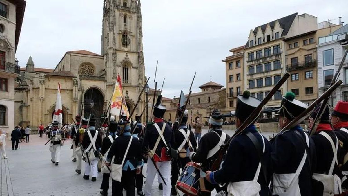 Recreación histórica del Desarme en la plaza de la Catedral de Oviedo.