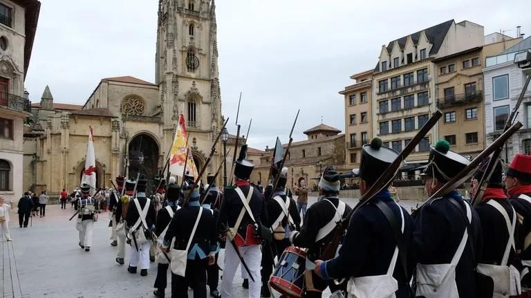 Recreación histórica del Desarme en la plaza de la Catedral de Oviedo.