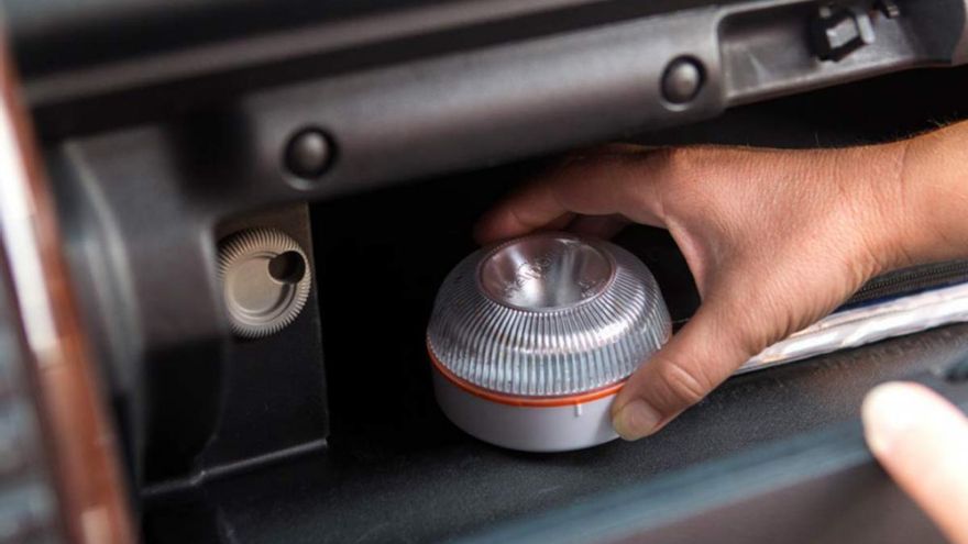 Así es la luz de emergencia que ya sustituye a los triángulos reflectantes en los coches