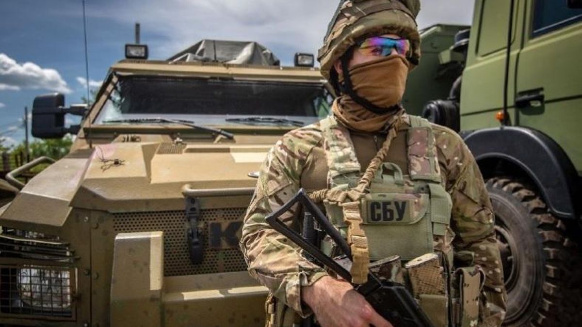 Un soldado ucraniano frente a un vehículo blindado. (ARCHIVO)