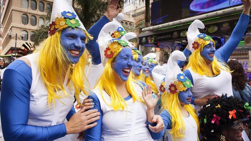 Varias personas participan en el Carnaval de Día que se celebra hoy en Santa Cruz de Tenerife. EFE/Ramón de la Rocha