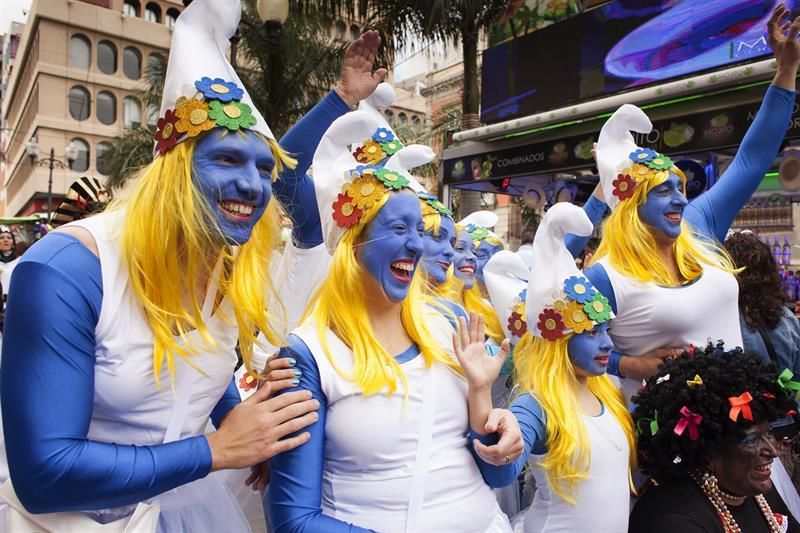 Varias personas participan en el Carnaval de Día que se celebra hoy en Santa Cruz de Tenerife. EFE/Ramón de la Rocha
