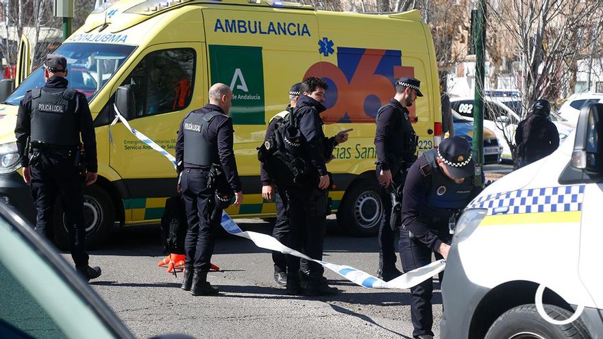 Fallece una mujer y un hombre resulta herido en una colisión entre una moto y una grúa