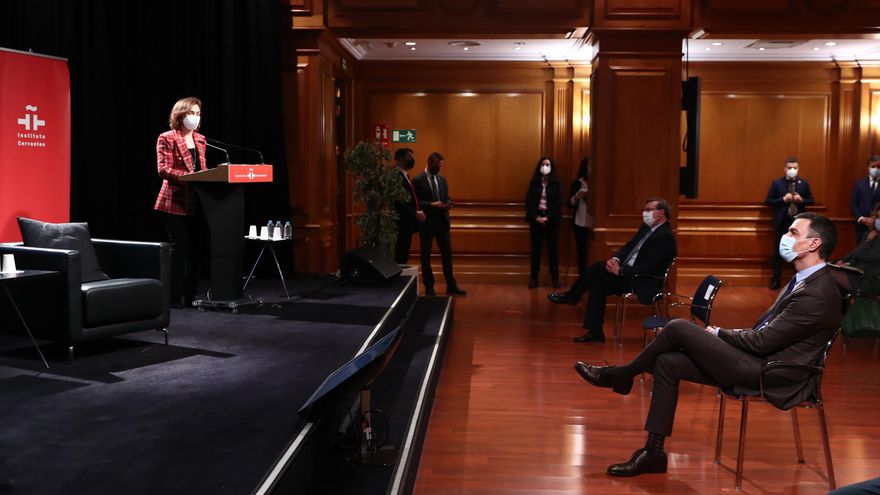 Sánchez escucha a Carmen Calvo en el acto del aniversario del 23F en el Instituto Cervantes.