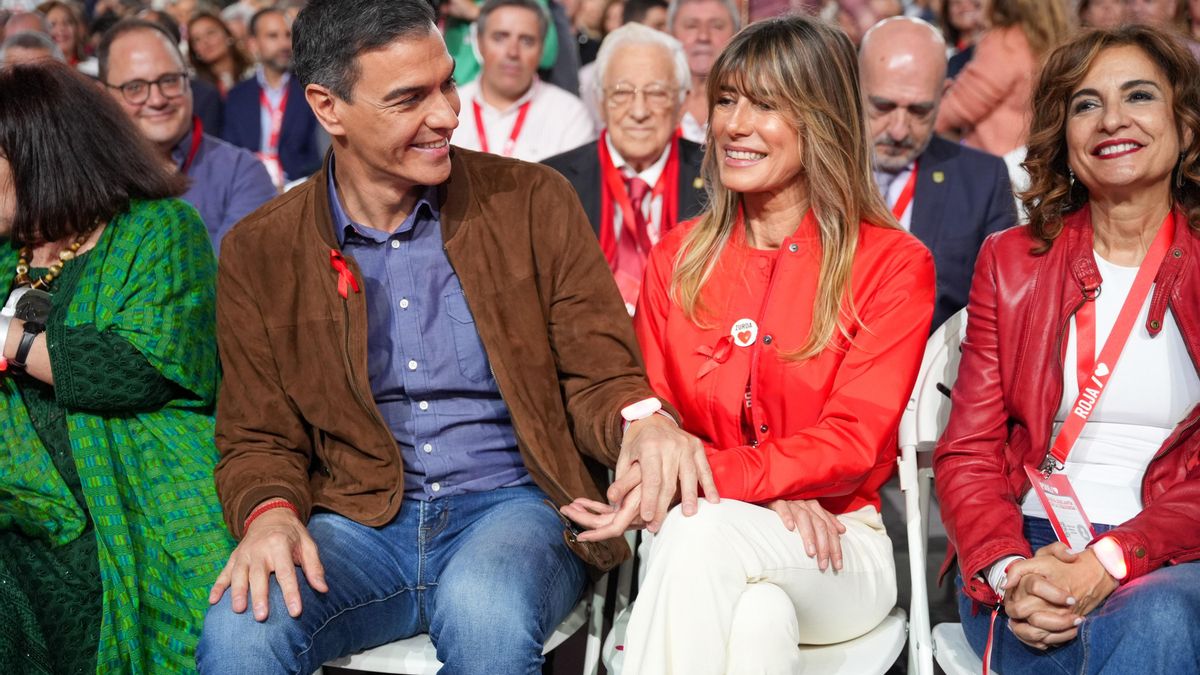 Archivo - El Presidente del Gobierno, Pedro Sánchez, y su esposa Begoña Gómez durante la clausura del 41º Congreso Federal del PSOE en el Palacio de Congresos y Exposiciones (archivo)