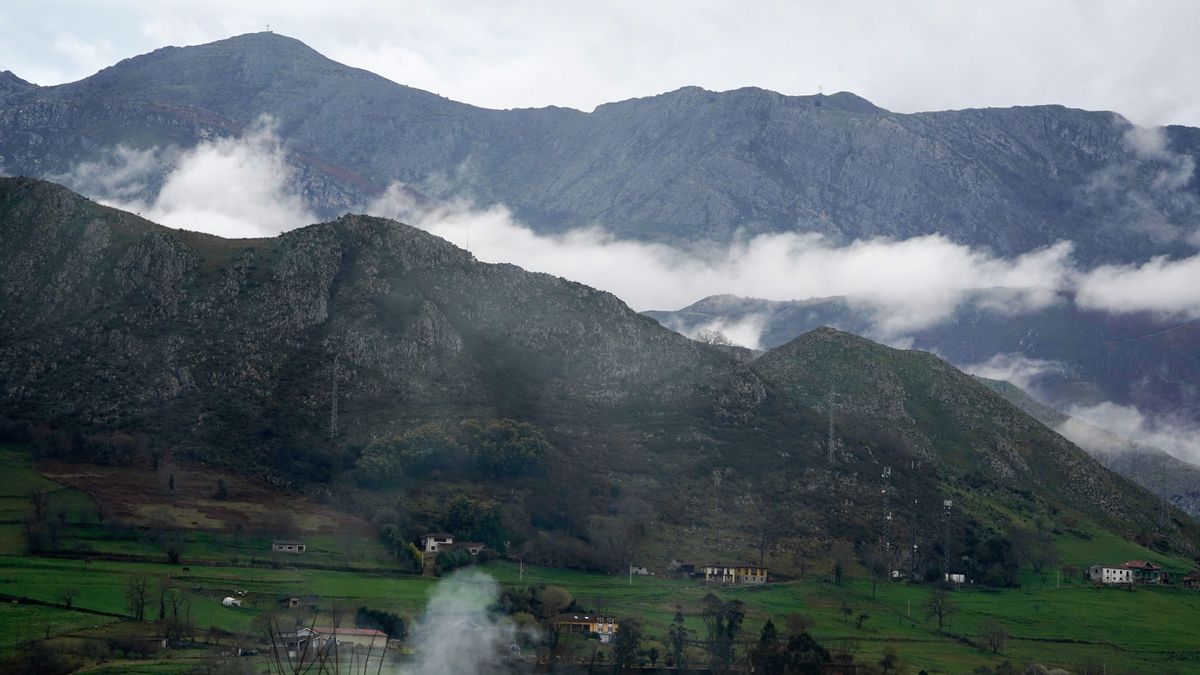 En la imagen, nubes bajas entre las montañas que rodean la localidad de Arriondas, este martes.