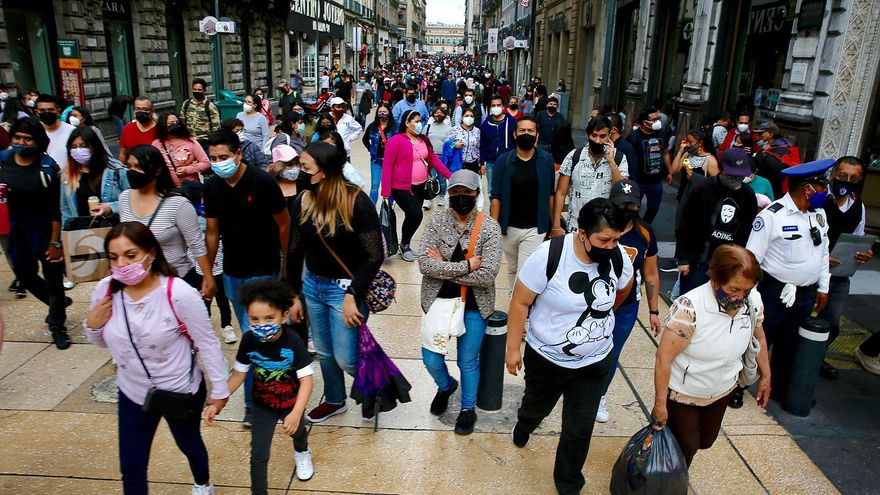 Personas caminan con cubrebocas por las calles del centro histórico hoy, en Ciudad de México.  EFE/Carlos Ramírez