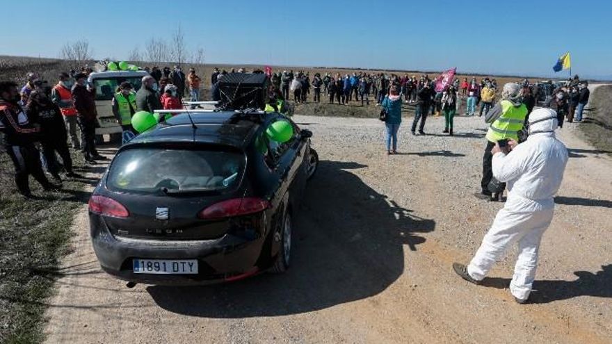 Caravana de vehículos en protesta por la instalación de una planta de compostaje de lodos en Reliegos. / Campillo