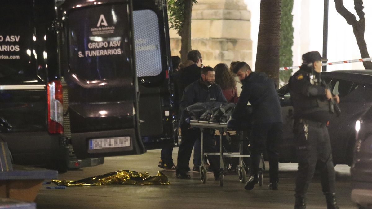 Archivo - Momento del levantamiento del cadaver del sacristán por parte de los servicios funerarios, a 25 de enero de 2023 en Algeciras, Cádiz