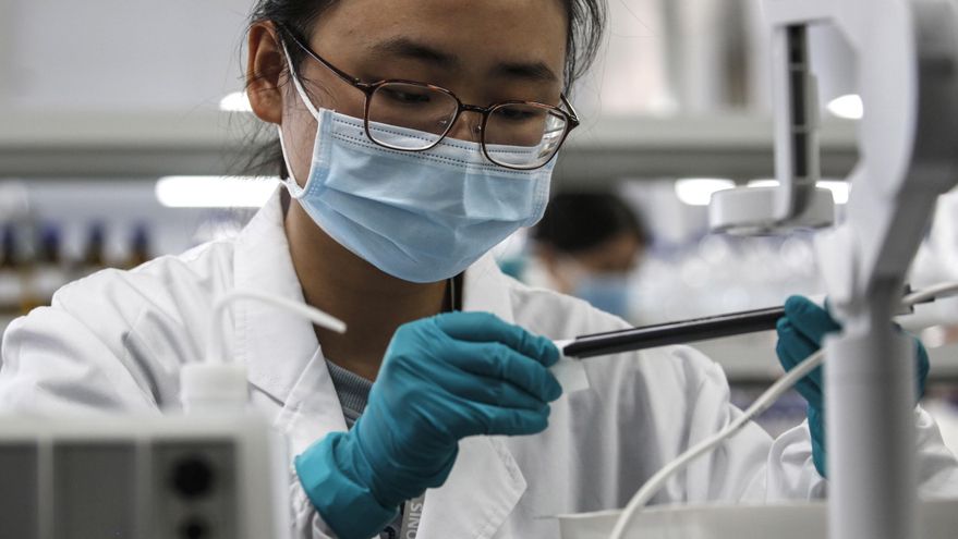 Una persona trabaja en el laboratorio de Sinovac Biotech en Pekín, China. EFE/EPA/WU HONG/Archivo