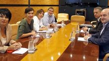 Representantes de EH Bildu y el PNV en una reunión tras las elecciones