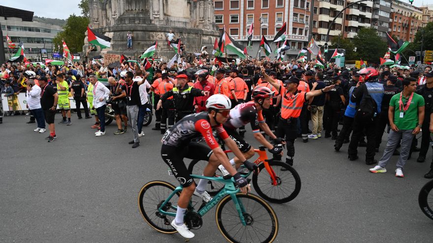 Ciclistas durante el final de la 11ª etapa de la Vuelta Ciclista a España
