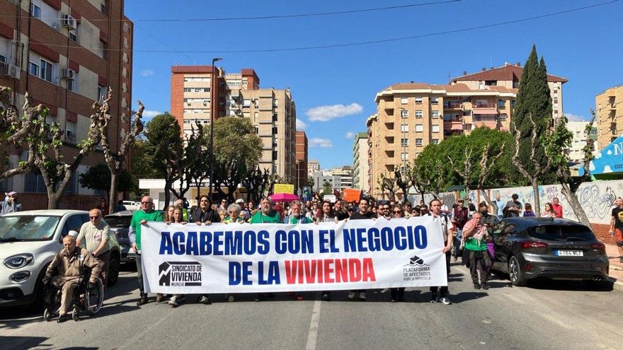 Cabecera de la manifestación contra la crisis de vivienda de este sábado en Murcia