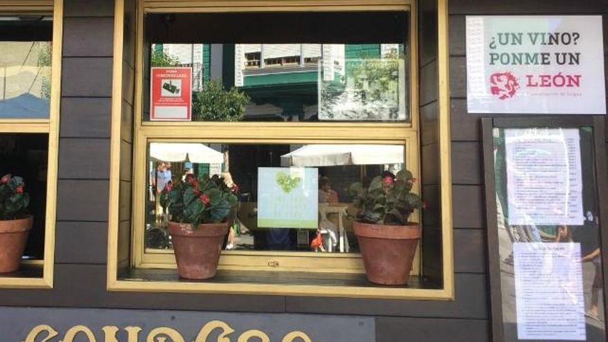 Una placa en la entrada del bar y restaurante Casa Condeso.