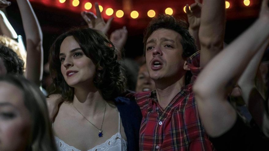 Nahuel Pérez Biscayart y Noémie Merlant en un fotograma de "Un año, una noche", de Isaki Lacuesta, que se estrena este viernes en España. Imagen facilitada por la distribuidora BTeam Pictures. SOLO USO EDITORIAL