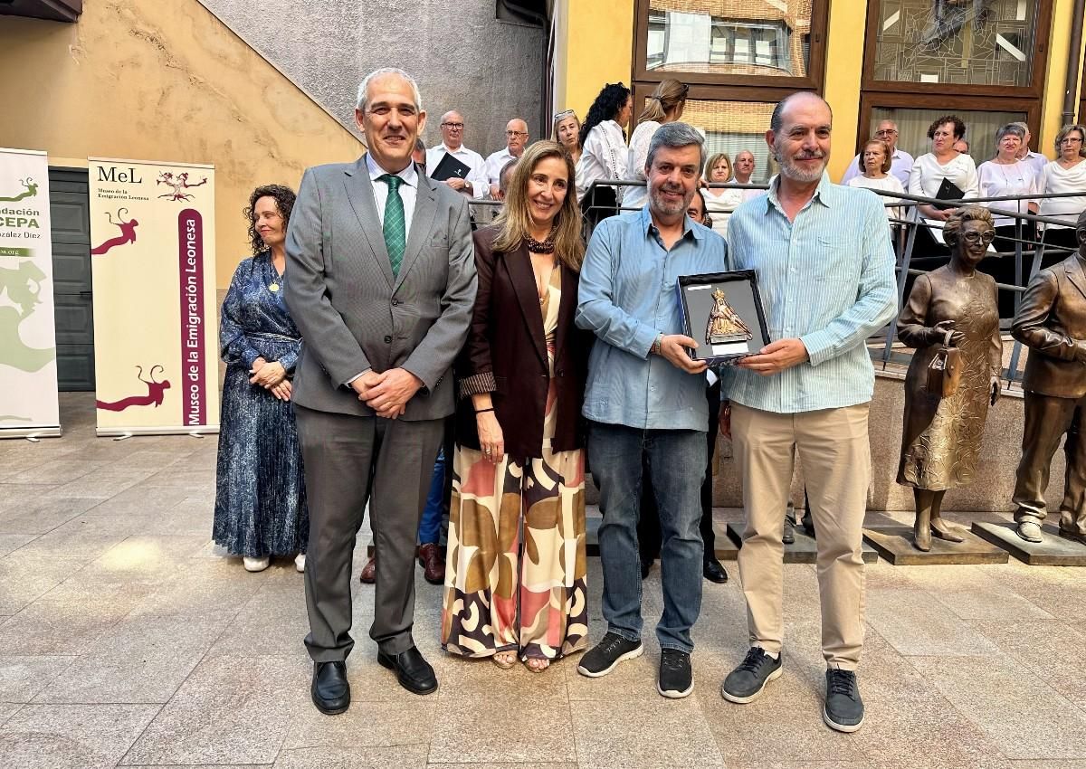 Los hijos de Vidal Díaz Fernández recibieron la placa de reconocimiento a su padre.